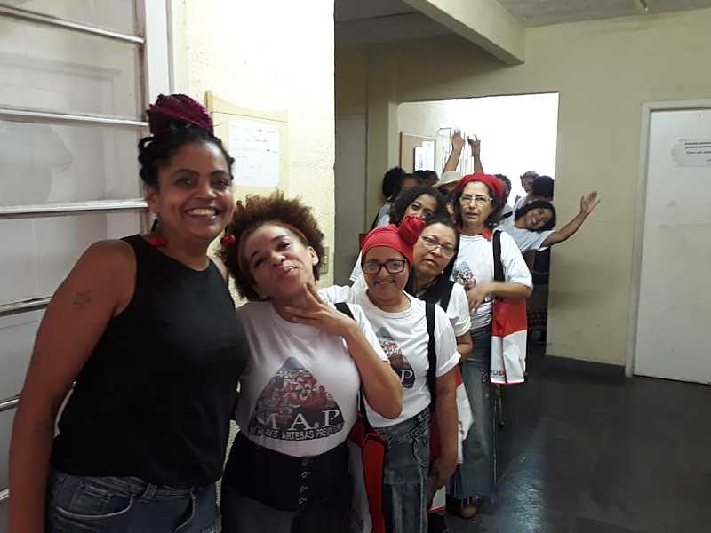Mulheres do Preventório, em Niterói, fazem objetos de artesanato e geram renda