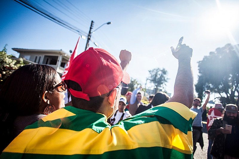 "Nosso único objetivo é defender o presidente Lula e tentar sair daqui com ele solto”, conta Joabe Mendes de Oliveira, liderança do MST