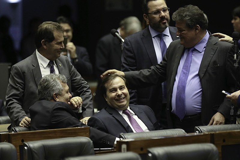 Presidente da Câmara, Rodrigo Maia, conversa com os colegas Silvio Costa, Alberto Fraga e Paulinho da Força no plenário da Casa
