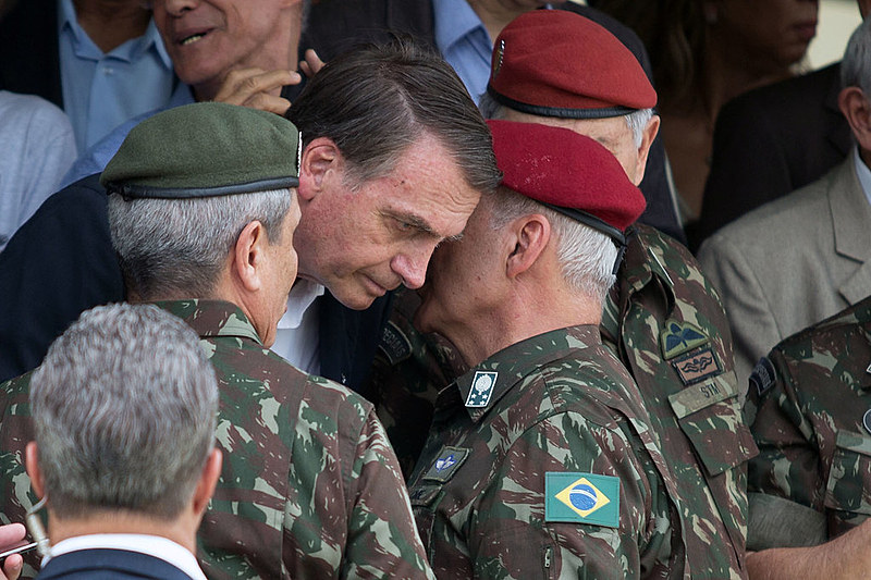 Bolsonaro conversa com o General Luiz Eduardo Ramos Baptista Pereira, em cerimônia de graduação de militares na Vila Militar, Rio de Janeiro