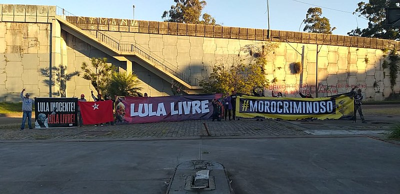 Faixas por Lula livre e de denúncia a Sérgio Moro foram exibidas em três pontos de Curitiba