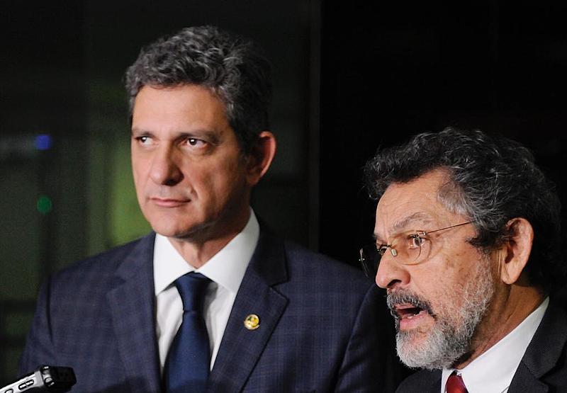 Senadores Rogério Carvalho (PT-SE) e Paulo Rocha (PT-PA) durante coletiva de imprensa no Congresso Nacional, em Brasília (DF)