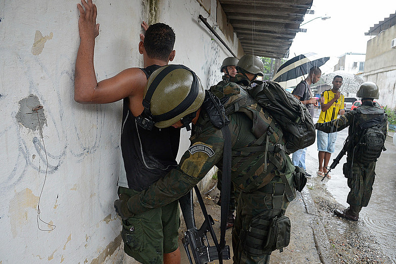 Forças Armadas fazem operação conjunta em comunidades do Rio.