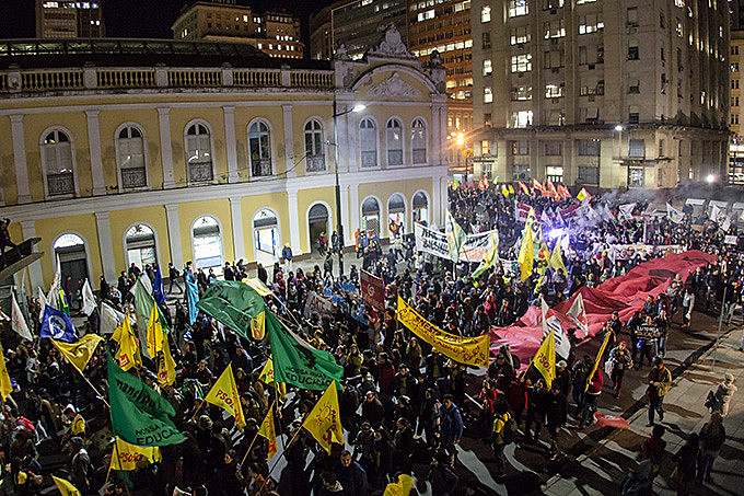 Ato unificado percorreu a cidade, da Esquina Democrática até a Faced, encerrando o dia de lutas na capital gaúcha