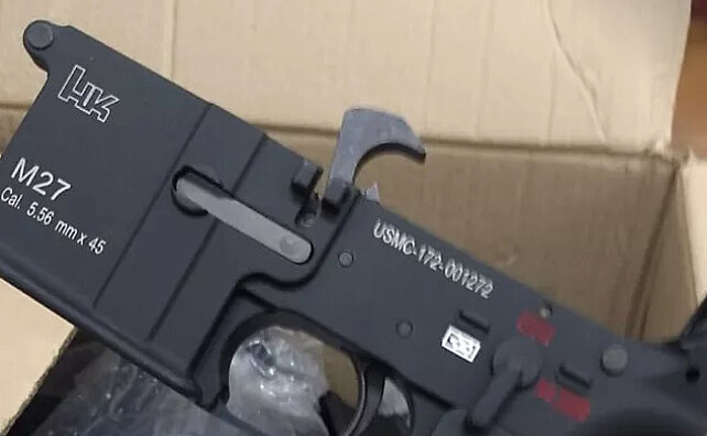 Na foto do material apreendido, consta um componente de um fuzil M27 com inscrição dos Fuzileiros Navais dos EUA