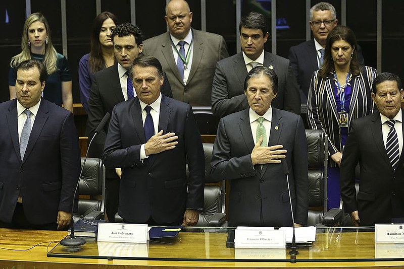 Medidas do mandatário vão na contra-mão de seu discurso da "nova política", apontam especialistas