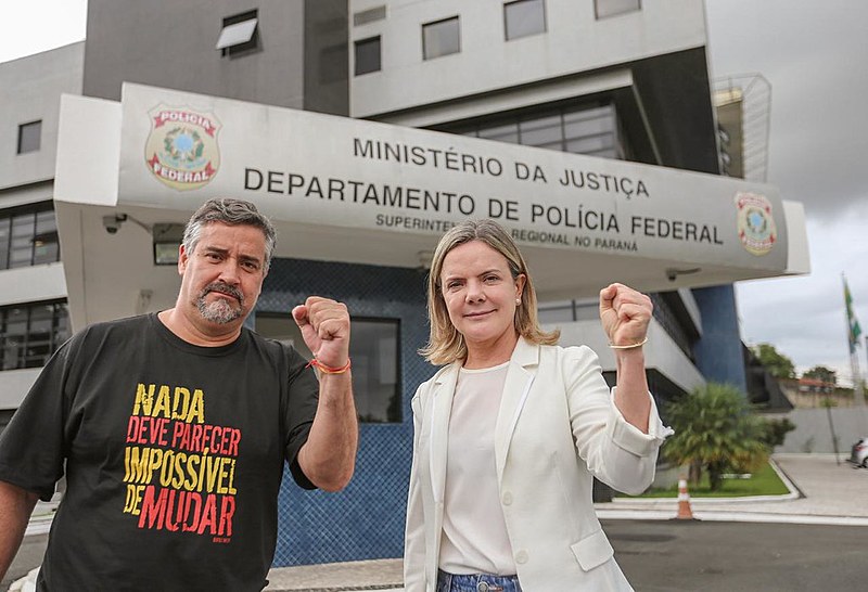 Ao lado da deputada Gleisi Hoffmann, Pimenta denunciou medida que retira proteção de 600 itens da indústria brasileira