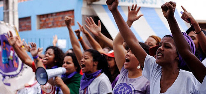 Mulheres lutam contra o machismo nas ruas e em casa diariamente.