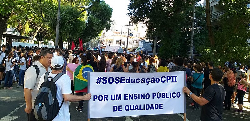 Ato foi realizado em frente ao Colégio Militar, onde estava o presidente Jair Bolsonaro (PSL)