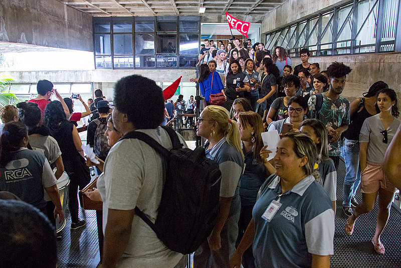 Em sintonia com paralisação de terceirizados, comunidade acadêmica da UnB realizou protesto nesta segunda (26) contra ameaça de cortes