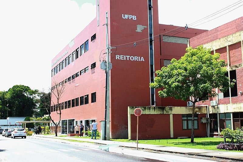 Circular também pede à comunidade acadêmica o uso consciente da luz nas salas de aula