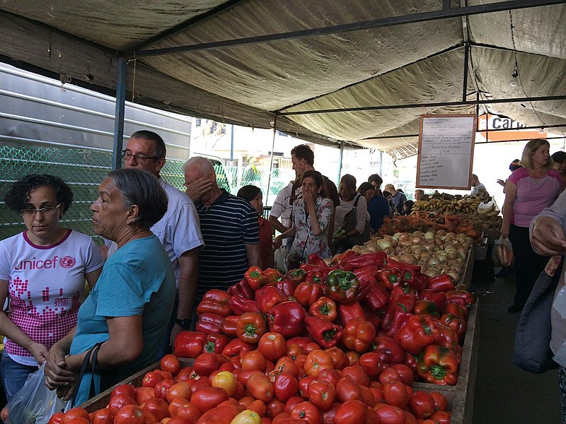 Sem ter como receber pagamentos por máquinas de cartão, feirante vende fiado para clientes de confiança