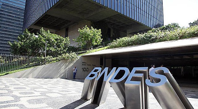 Bolsonaro e Guedes propõem redirecionamento das políticas de financiamento do BNDES; prioridade é romper com legado dos governos PT