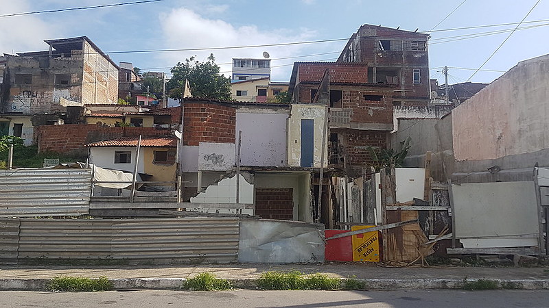 Restos das casas no terreno onde ocorreu desabamento. Famílias esperam que elas sejam reconstruídas no mesmo local.