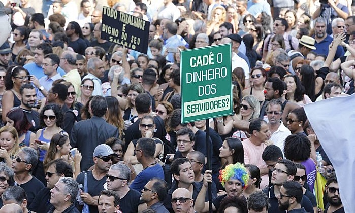 Muitos servidores pagaram grandes multas por conta dos atrasos, outros recorreram a empréstimos ou mesmo ficaram com o nome "sujo"
