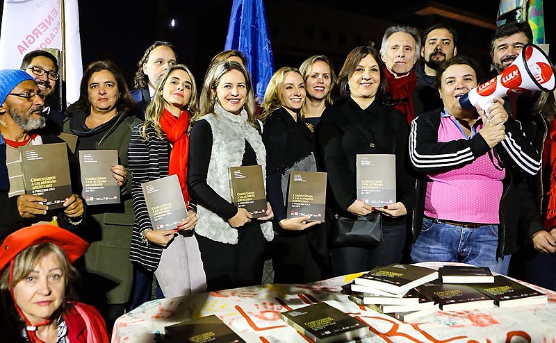 Publicação conta com mais de 40 artigos de 52 juristas