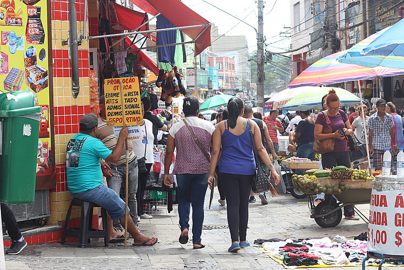 O Largo 13 de Maio, em São Paulo, possui grande concentração de trabalhadores ambulantes, que vendem desde roupas até frutas do nordeste