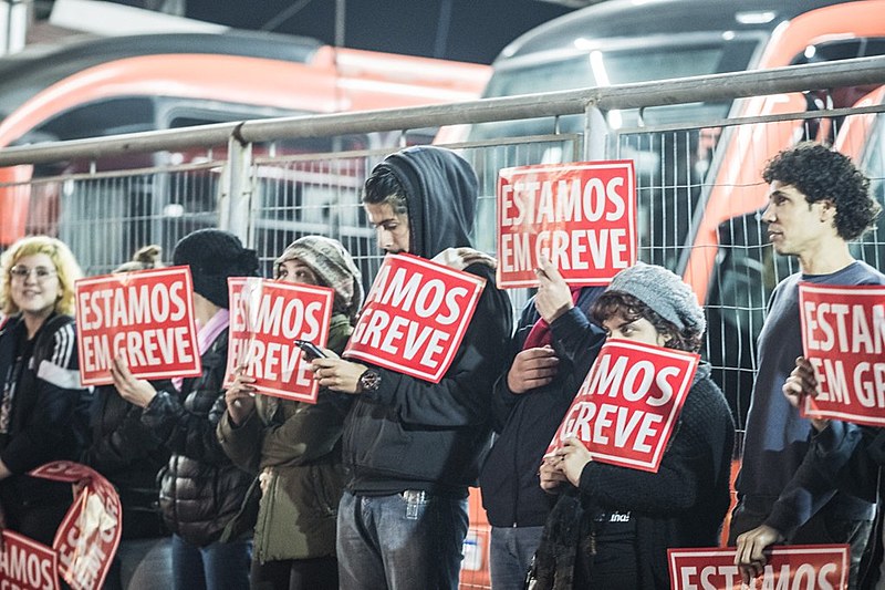 Trabalhadores fecham a entrada das garagens do transporte coletivo, em Curitiba, na madrugada desta sexta-feira (14), dia da Greve Geral