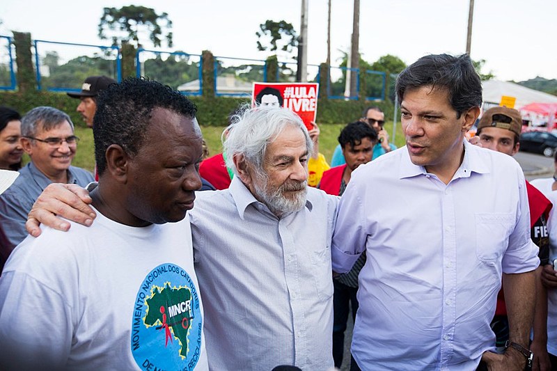 O catador Luiz Henrique da Silva esteve ao lado de Raduan Nassar e Fernando Haddad na Vigília Lula Livre