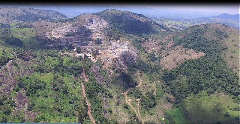 Atividade de mineração realizada na área de preservação da Pedra Branca