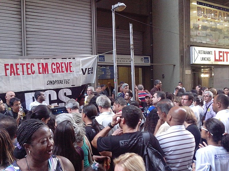 Funcionários já estão em greve por tempo indeterminado