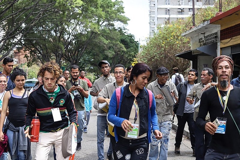 Delegados da Assembleia Internacional dos Povos subiram os morros de Caracas para verificar a situação do povo venezuelano