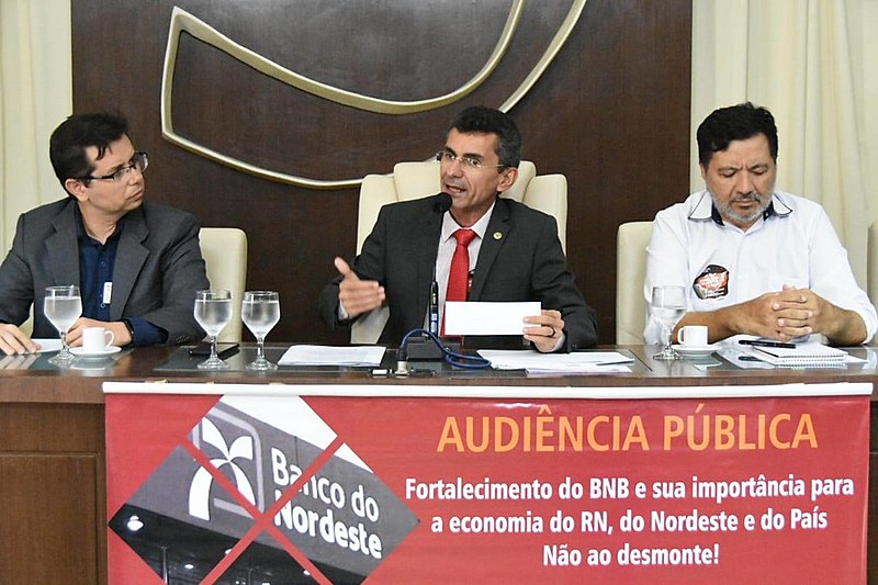 Robson Araújo (à esq.), do BNB, participou nesta terça-feira (20) de uma audiência pública promovida pelo deputado Francisco do PT (centro)
