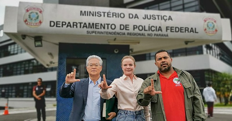Paulo Okamotto (esq.), Gleisi Hoffmann (cen.) e João Paulo Rodrigues (dir.) na porta da Superintendência da Polícia Federal em Curitiba (PR)
