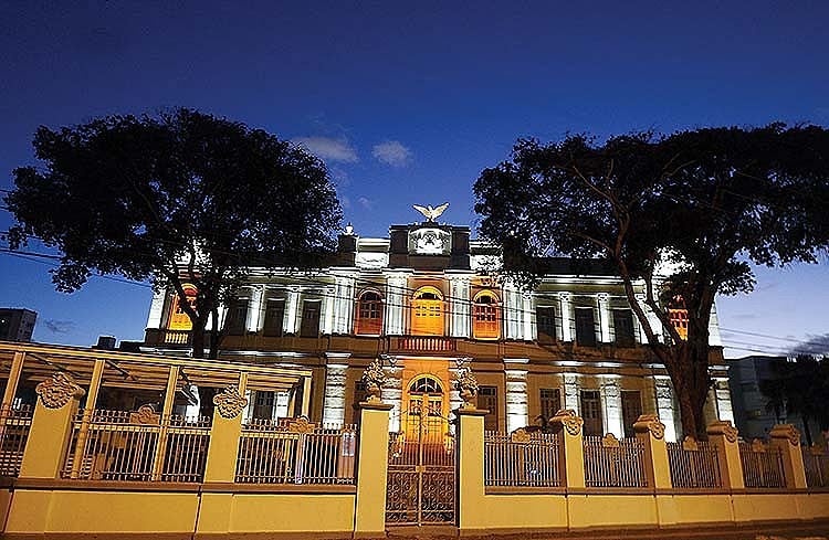 O museu funciona no prédio do antigo Colégio Atheneu Dom Pedro II, conhecido como Atheneuzinho, erguido em 1926