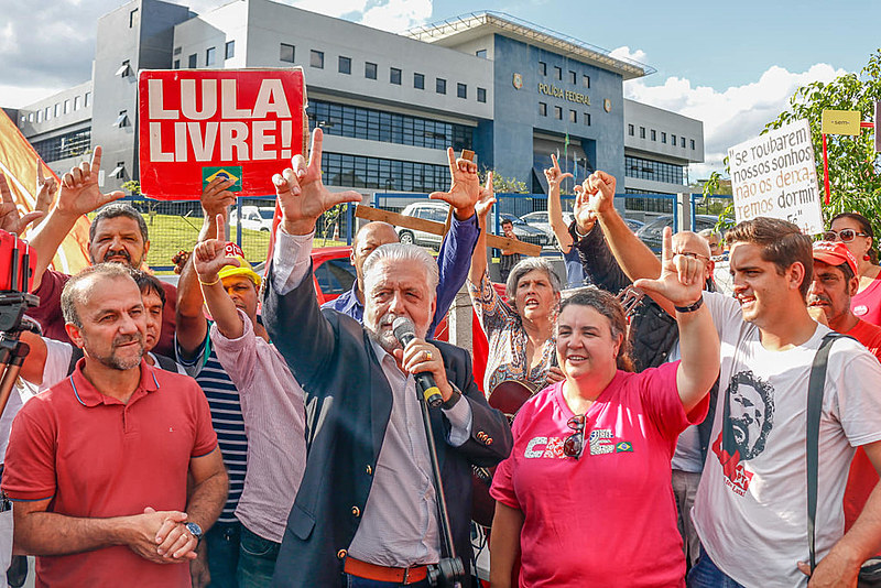 Senador Jaques Wagner (PT-BA) participa de protesto na Vigília Lula Livre contra a condenação de Lula no caso do ''Sítio de Atibaia''.