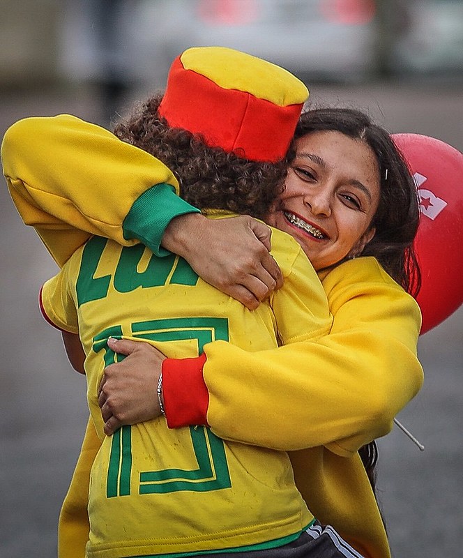 Integrantes da vigília comemoram a vitória do Brasil