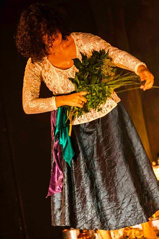 Na obra, a plateia encontrará um roteiro cênico que parte dos elementos ritualísticos presentes nessas religiões