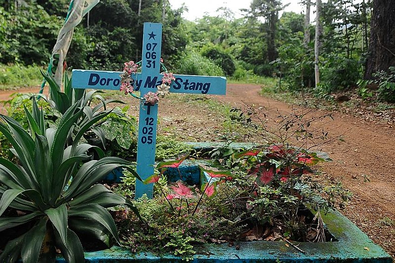 Cruz marca o local onde Dorothy Stang foi assassinada em 2005: a luta pela terra não dá trégua