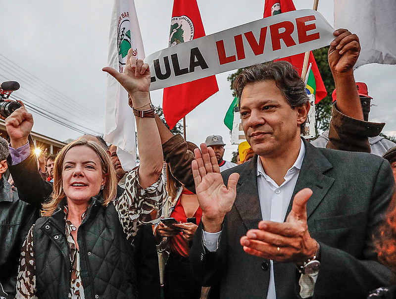 Haddad e Gleisi participam de atividade com militantes na Vigília Lula Livre, em Curitiba