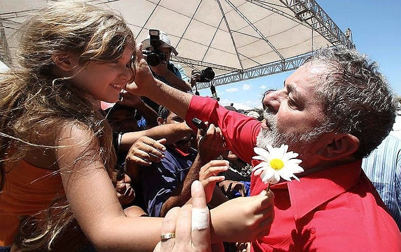 Lula lidera na pesquisa estimulada, na espontânea, e também no primeiro e no segundo turno