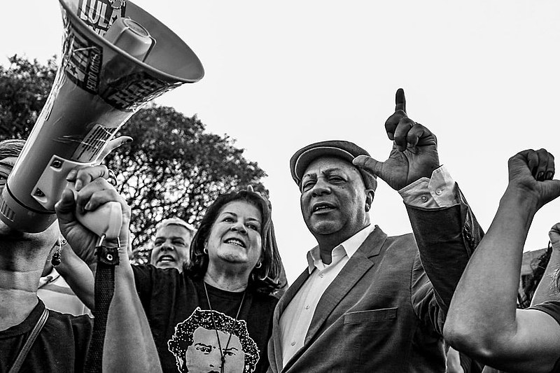 Miriam Belchior e Ariovaldo Ramos visitam a vigília em Curitiba