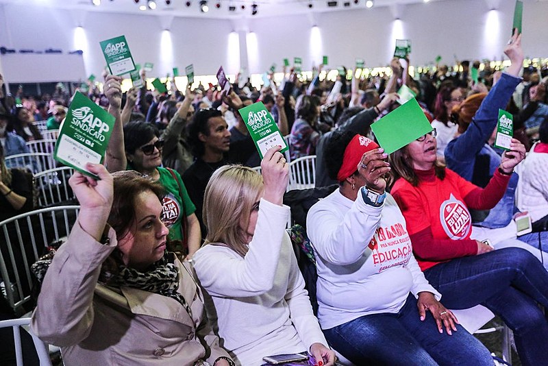 As categorias reagem à proposta do governador Beto Richa (PSDB) de congelamento dos salários dos servidores