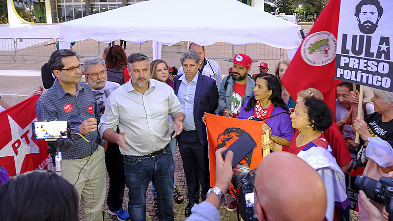 Parlamentares durante visita ao grupo de grevistas nesta quarta (1o), em frente ao STF, em Brasília