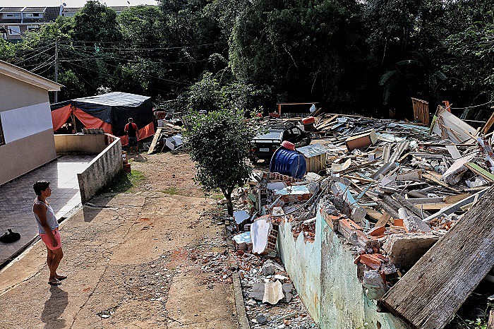 Procedimento de reintegração de posse ocasionou a demolição de casas pelo Município de Curitiba entre os dias 10 e 11 de abril