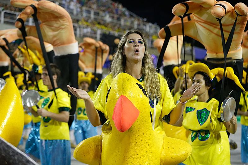 Ala dos patos amarelos da Tuiutí em 2018 fez alusão ao pato inflável da FIESP, entidade que apoiou o golpe contra Dilma Rousseff
