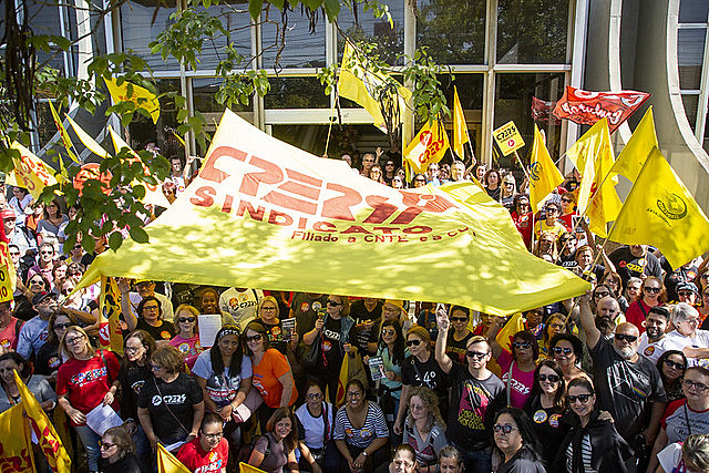 Professores gaúchos estão em greve há uma semana