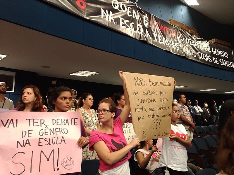 Movimento Nenhuma A Menos entregou aos vereadores um manifesto, cobrando posicionamento favorável ao debate de gênero nas escolas