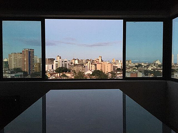 "Leva-me à janela – 'para nos oferecer ao Recife', você diz – e, do sétimo andar de um prédio de apartamentos, abre meus braços à Boa Vista"