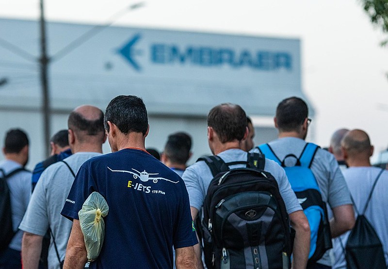 Trabalhadores da Embraer em São José dos Campos (SP) durante assembleia realizada em setembro