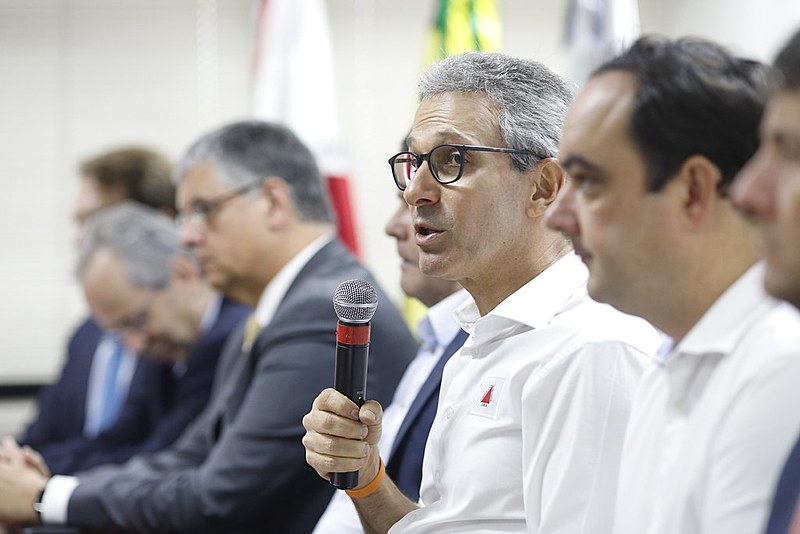 Em meio ao drama, governador foi capaz de se animar a lançar sua candidatura à reeleição, atropelando o respeito humano