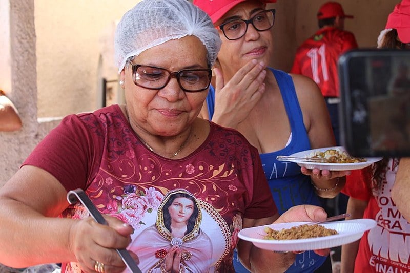 Cozinheira visitou Acampamento Lula Livre, em Curitiba, nesta quarta-feira