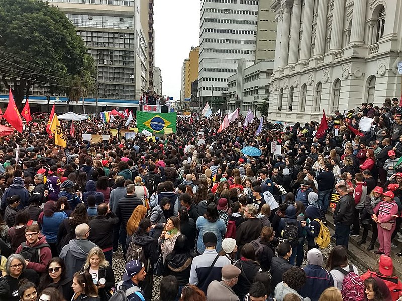 Estudantes em Curitiba (PR) se reúnem em frente ao prédio histórico da UFPR contra os cortes. Greve da educação tem atos em todo o Brasil.