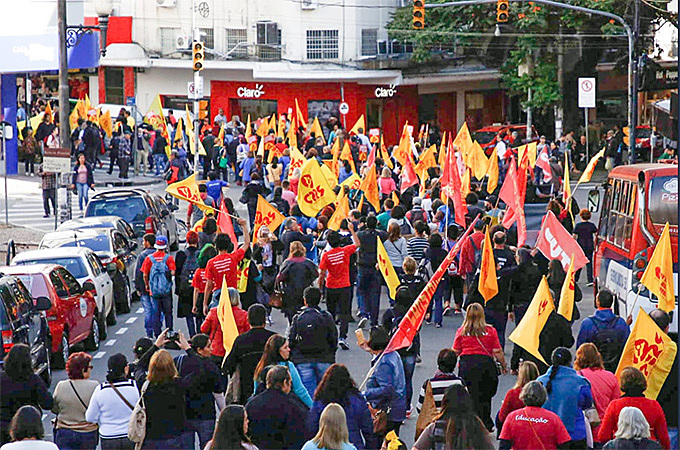 Manifestantes cobram dignidade aos educadores da rede estadual do Rio Grande do Sul