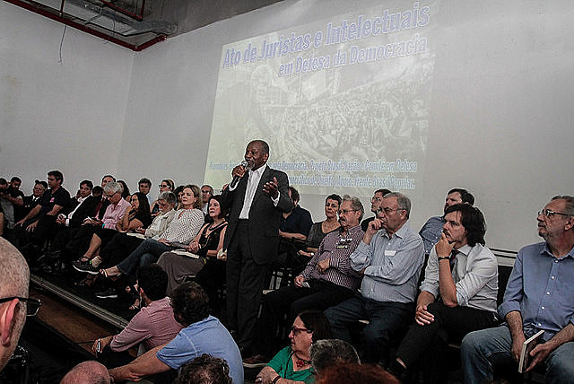 En la ciudad donde tendrá lugar el juicio de Lula este miércoles (24) juristas cuestionan irregularidades de la Operación Lava Jato