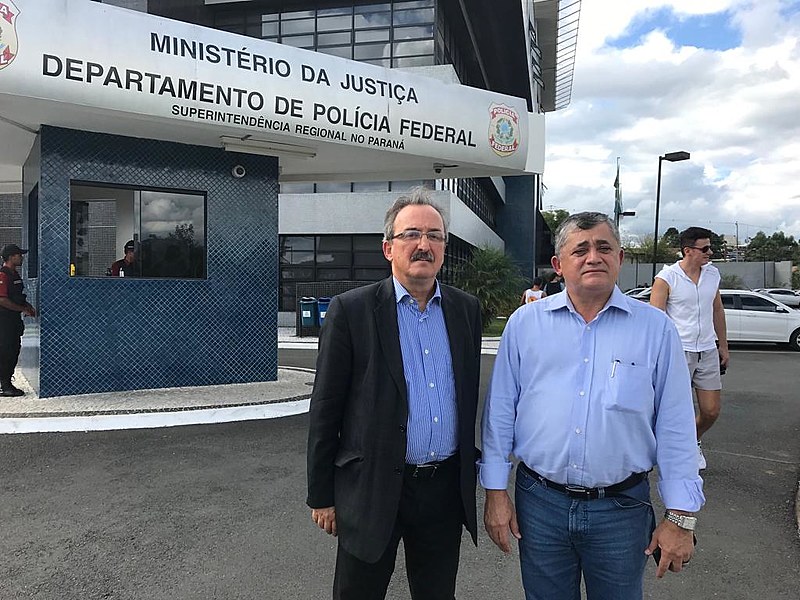 Luiz Dulci (esq.) e José Guimarães (dir.) em frente à Superintendência da PF